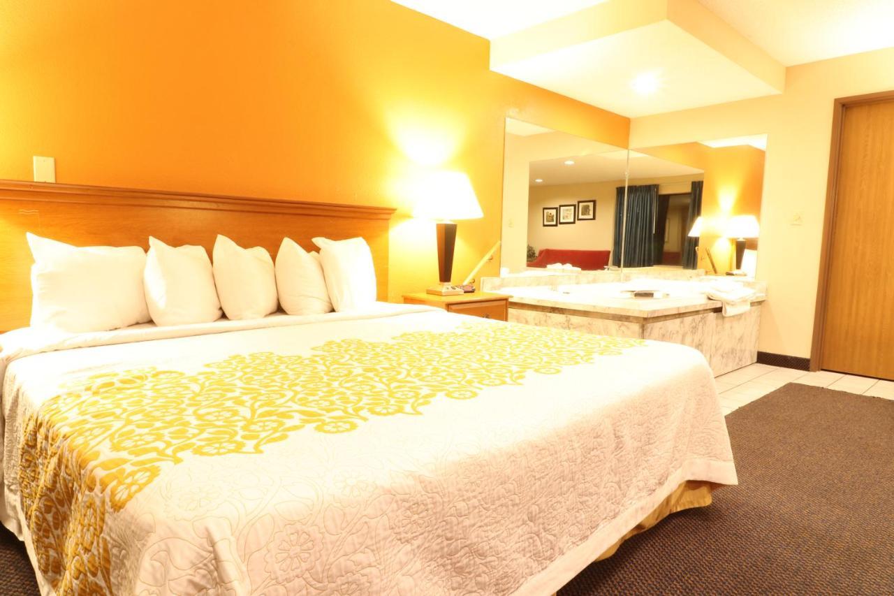 Days Inn By Wyndham Black River Falls - Access To Atv Trail Eksteriør billede