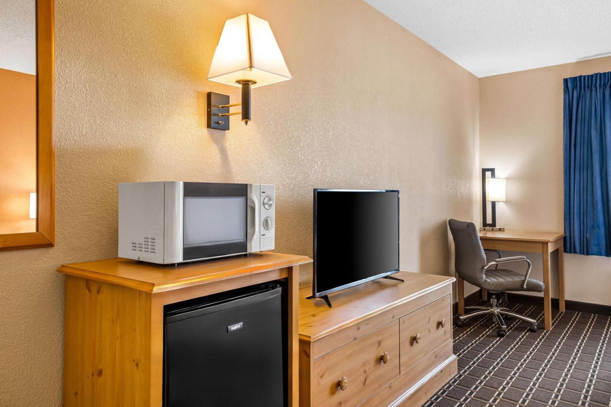 Days Inn By Wyndham Black River Falls - Access To Atv Trail Eksteriør billede
