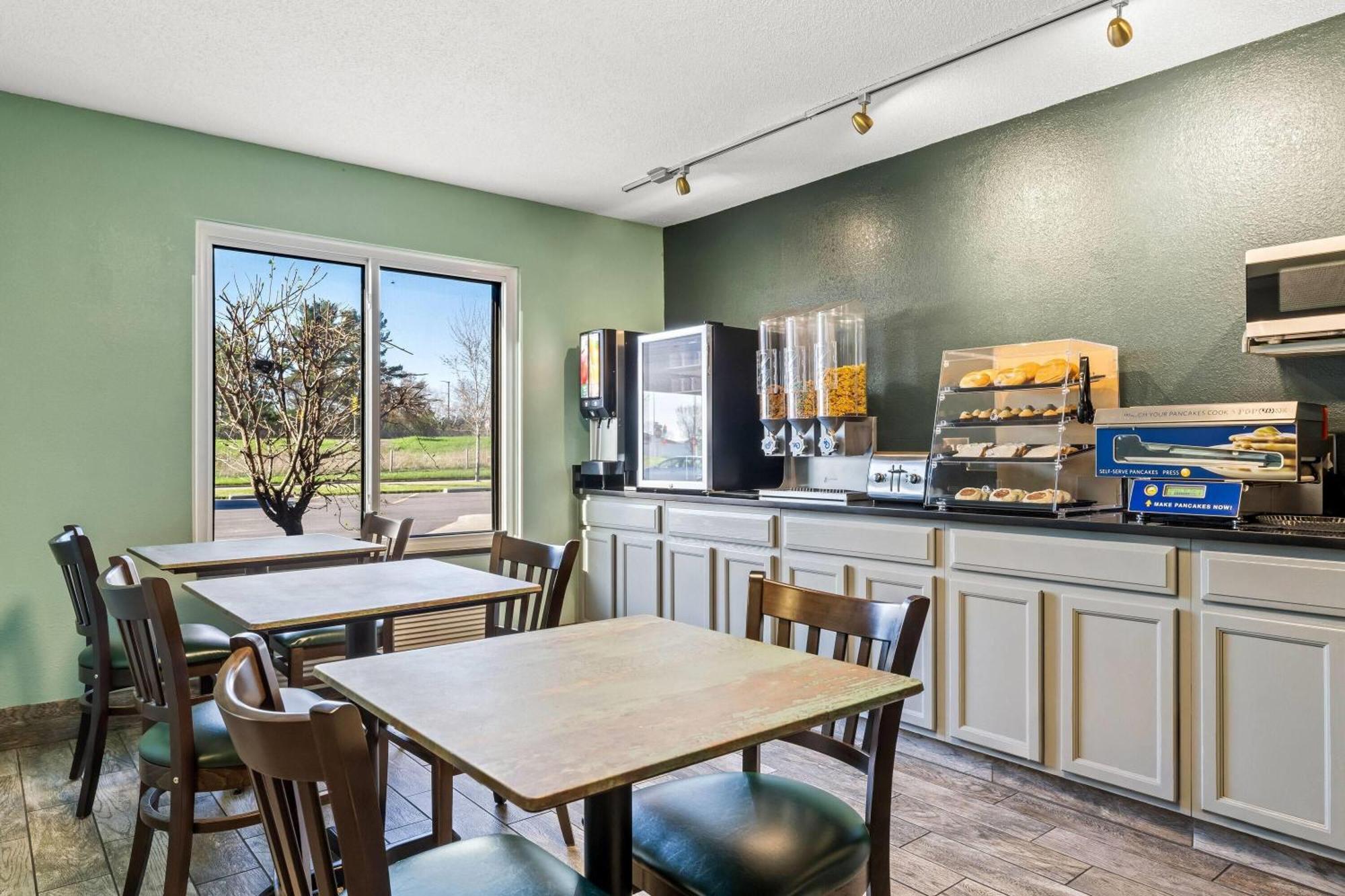 Days Inn By Wyndham Black River Falls - Access To Atv Trail Eksteriør billede